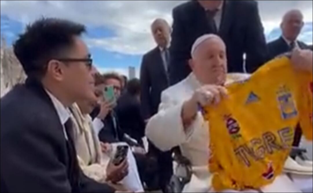 Así fue la reacción del Papa Francisco al recibir el jersey de Tigres / Foto: Especiales