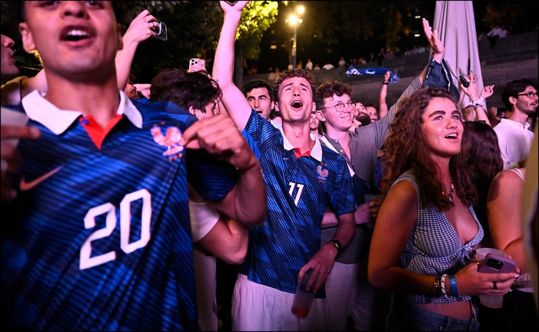 Aficionados franceses celebran en París el pase de su selección a las semifinales de la Copa del Mundo. FOTO: AFP