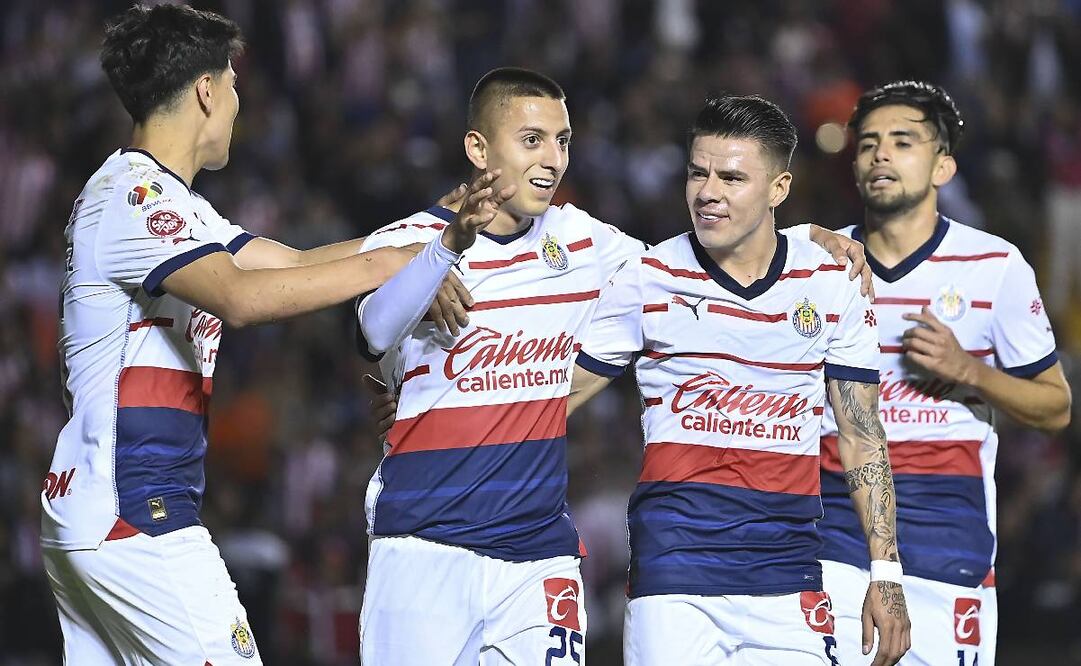 Roberto Alvarado marcó el segundo gol en la victoria de Chivas ante Querétaro. Foto: Imago7