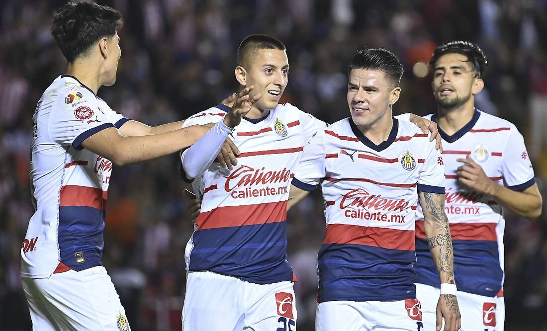 Roberto Alvarado marcó el segundo gol en la victoria de Chivas ante Querétaro. Foto: Imago7