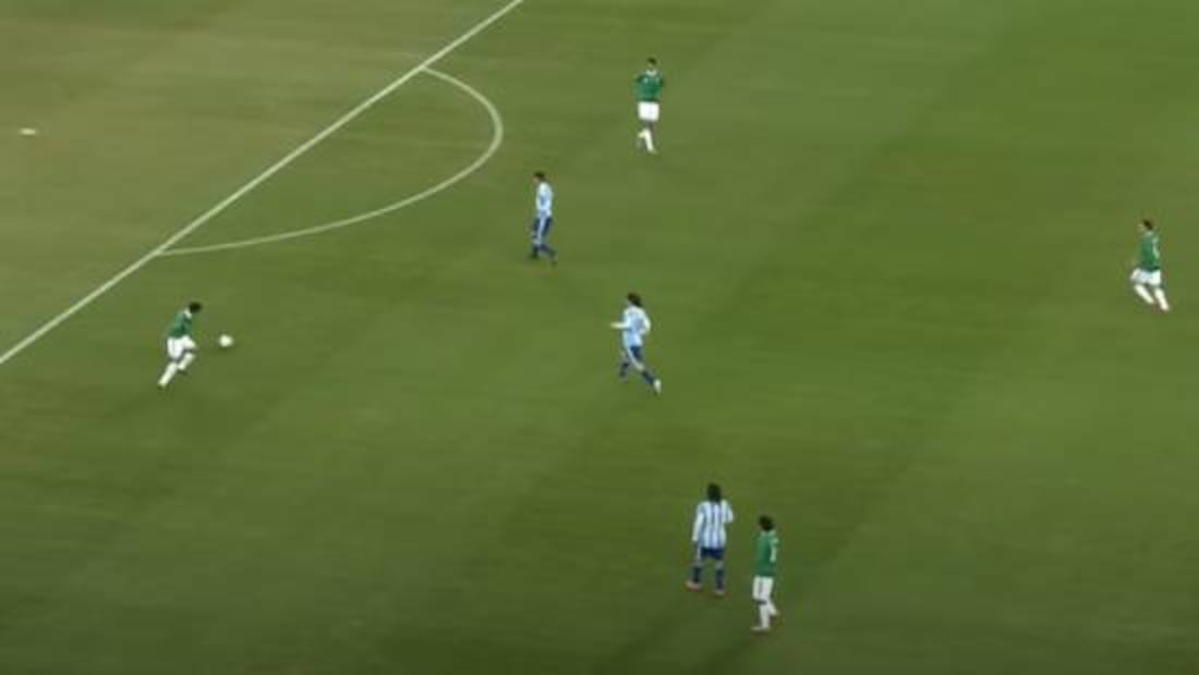 Ricardo Osorio no pudo controlar el balón y le dejó un regalo a Higuaín para que se pusiera mano a mano ante el Conejo Pérez. Foto: Especial