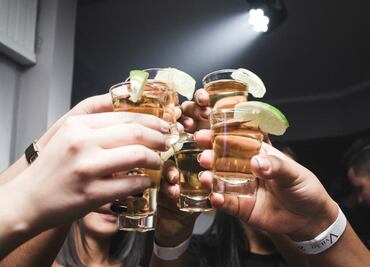 ¿Qué es el alcohol adulterado y cómo daña a tu cuerpo?