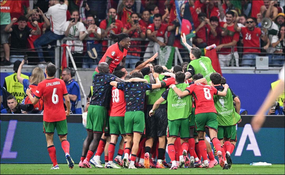 Jugadores de la selección de Portugal celebran el pase a Cuartos de Final. FOTO: AFP