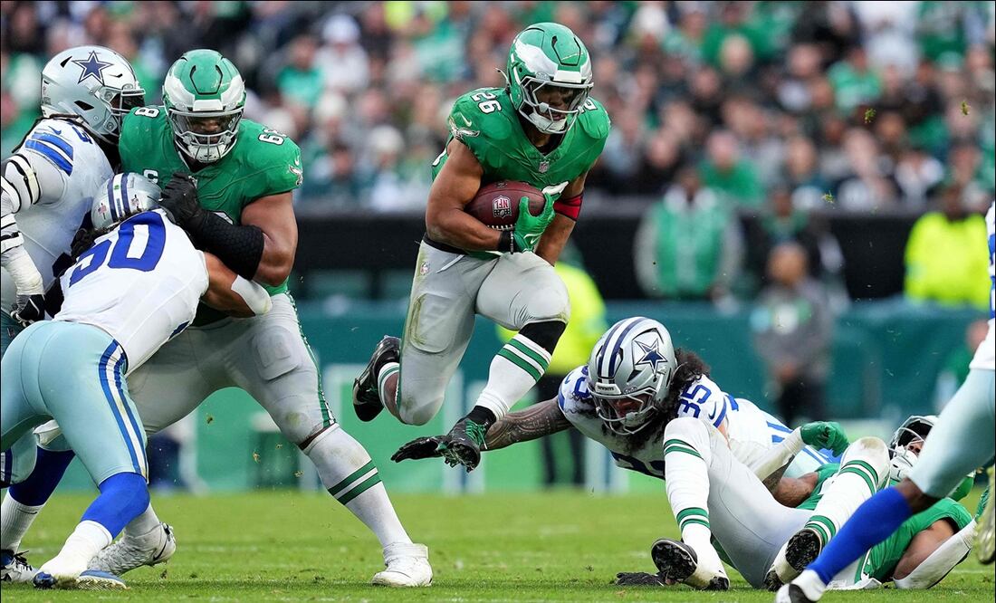 Saquon Barkley (26) de los Philadelphia Eagles evita ser tacleado por Marist Liufau (35) de los Dallas Cowboys. FOTO: AFP