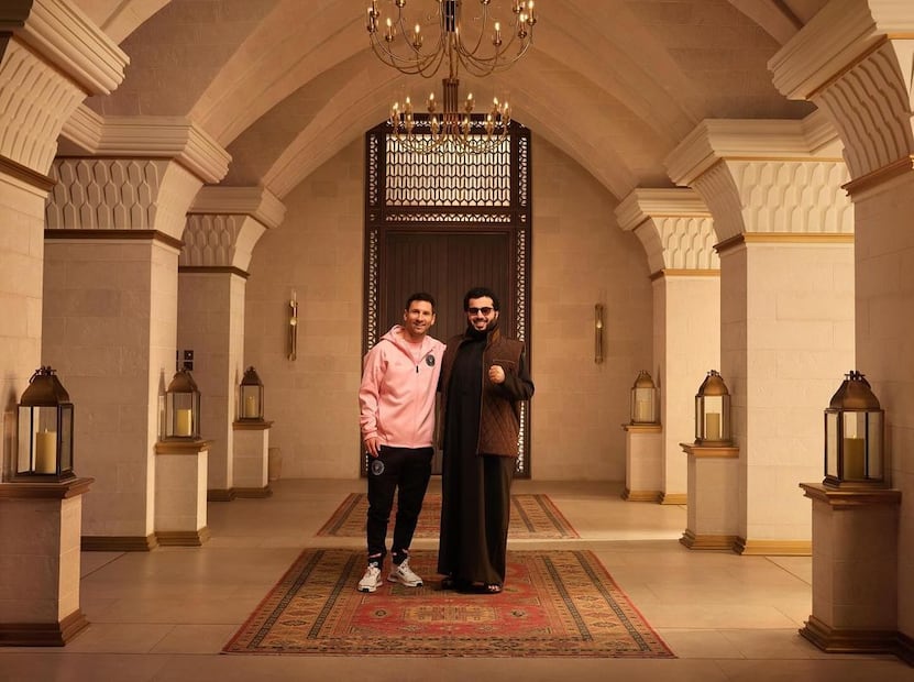 Lionel Messi rinde homenaje a su héroe: Muhammad Ali. Fuente: Instagram @turkialalshik
