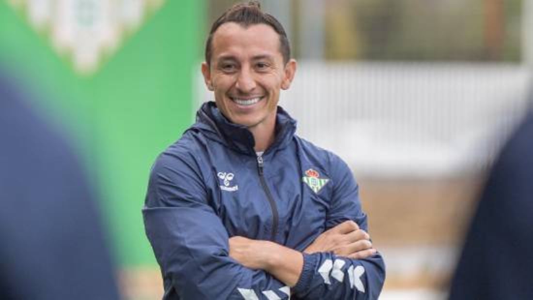 Andrés Guardado está contento con su nueva faceta como entrenador en el Betis. Foto: Especial