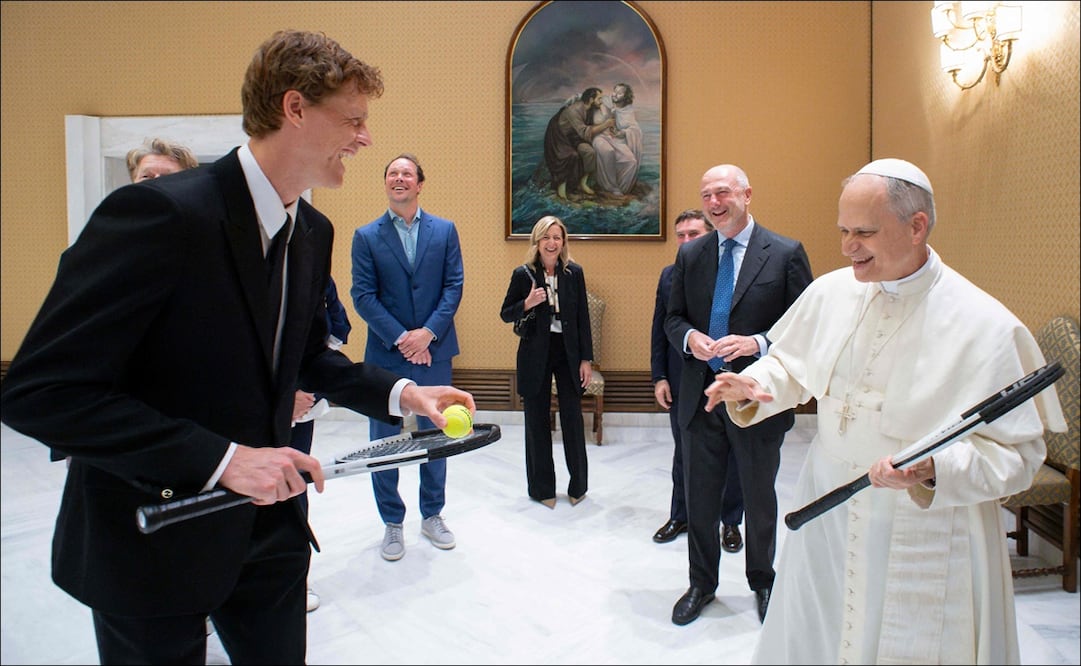 El papa León XIV pasó un rato muy ameno con el tenista Jannik Sinner en el Vaticano. FOTO: AFP