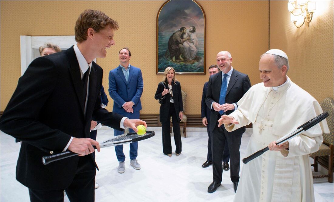 El papa León XIV pasó un rato muy ameno con el tenista Jannik Sinner en el Vaticano. FOTO: AFP