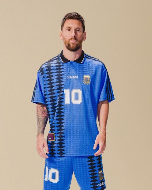 La última camiseta que utilizó en un mundial Maradona saldrá a la venta en diciembre. Fuente: Instagram @adidasfootball