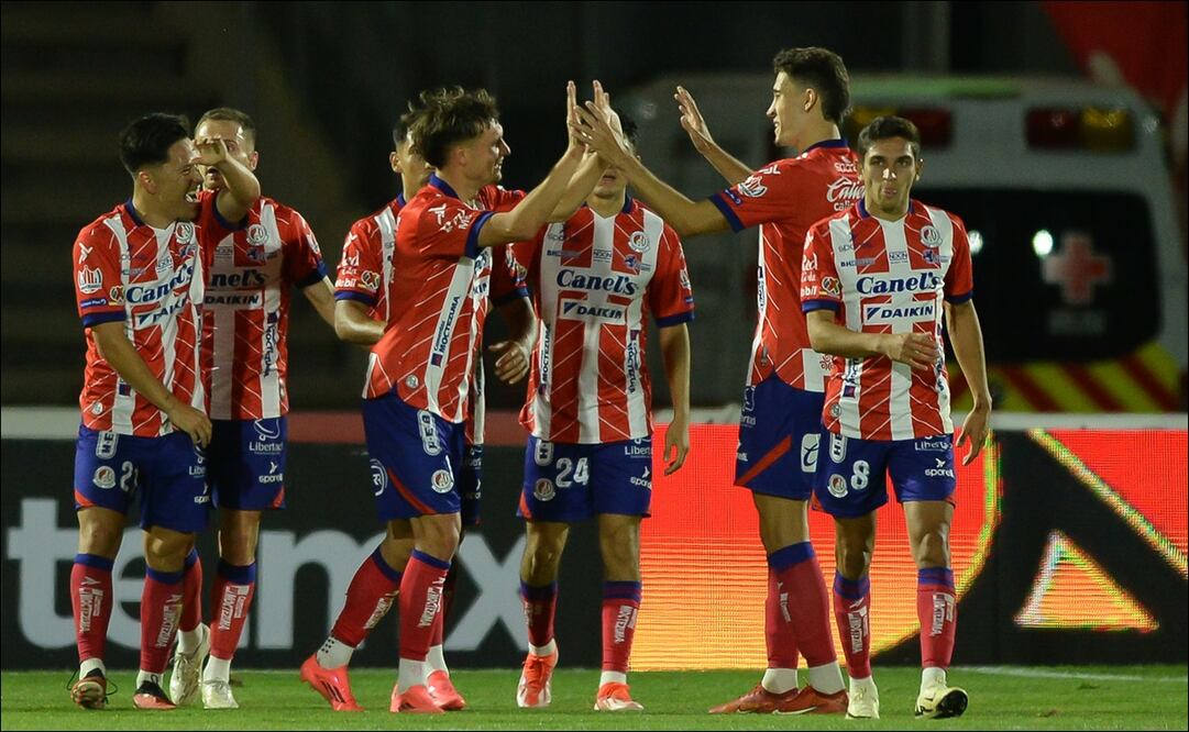 Jugadores de San Luis celebran uno de los goles contra los Bravos. FOTO: Imago7