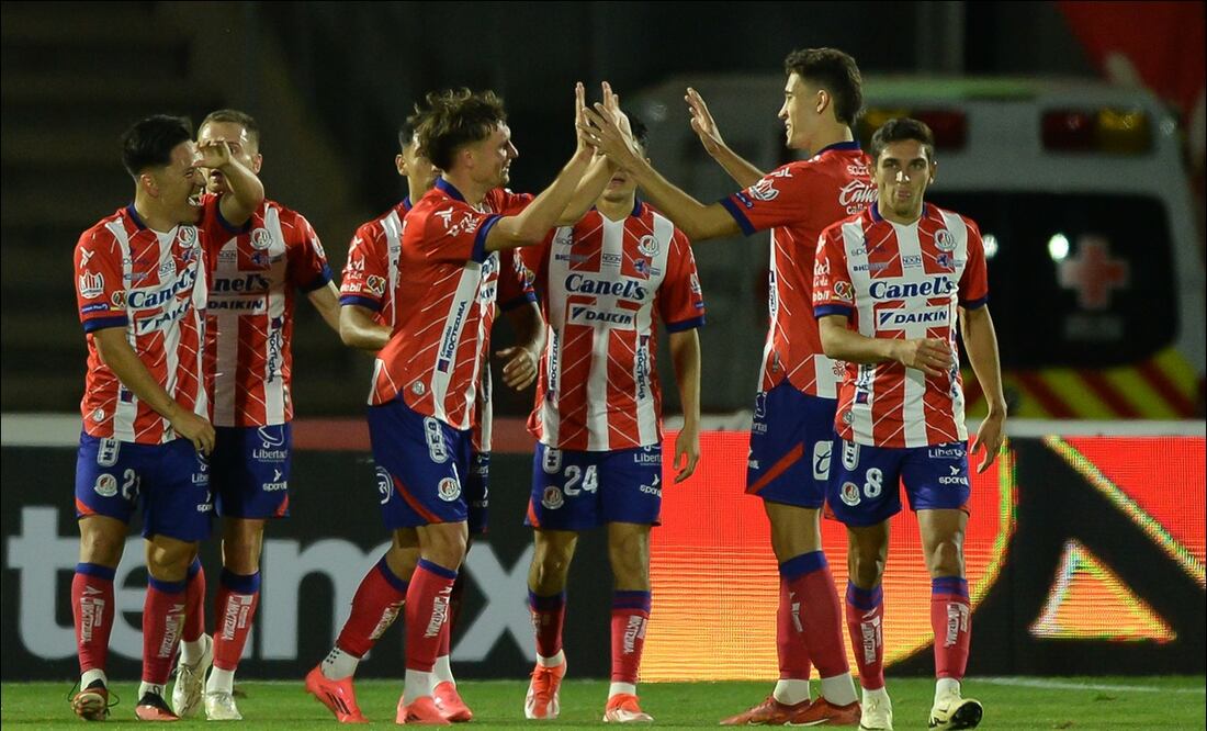 Jugadores de San Luis celebran uno de los goles contra los Bravos. FOTO: Imago7
