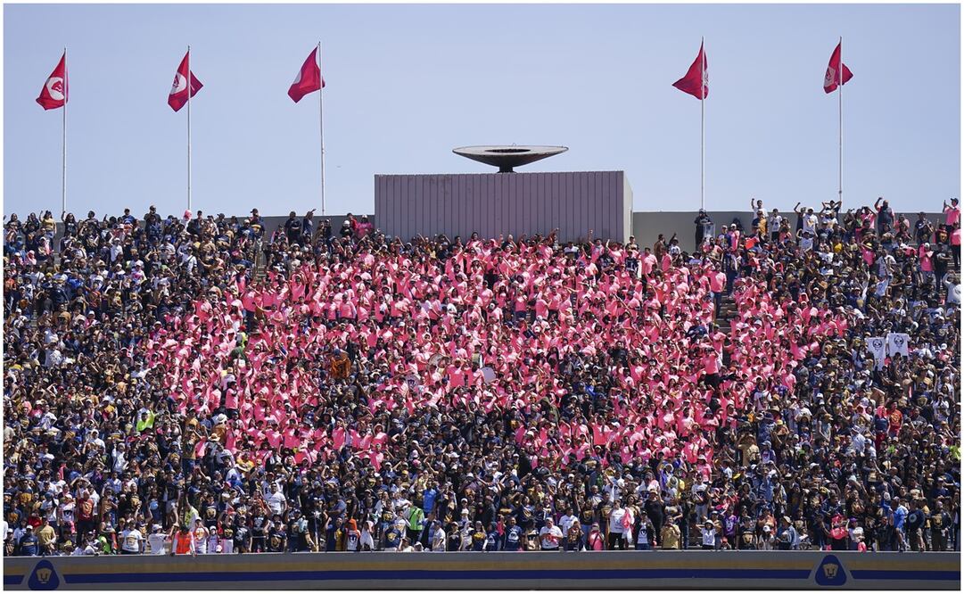 Afición de Pumas vistiendo de Rosa el Estadio Olímpico / FOTO: Imago7