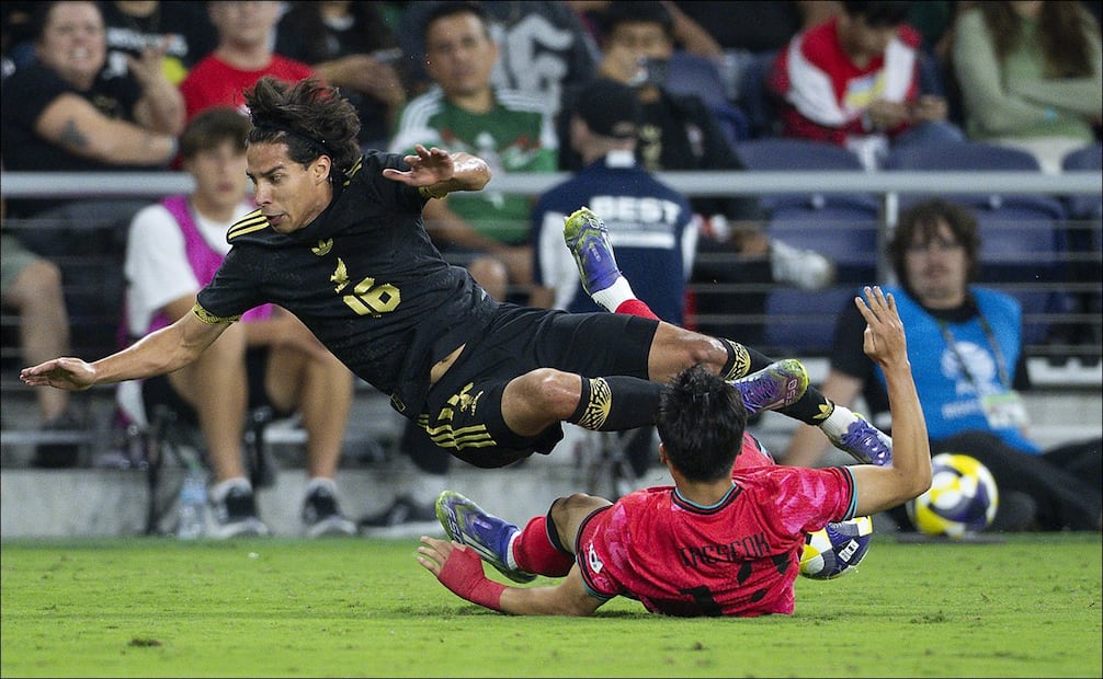 Diego Lainez cae al césped durante el duelo amistoso de la Selección Mexicana ante Corea del Sur. FOTO: Imago7