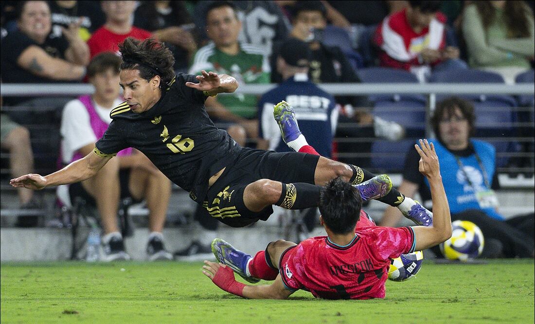 Diego Lainez cae al césped durante el duelo amistoso de la Selección Mexicana ante Corea del Sur. FOTO: Imago7