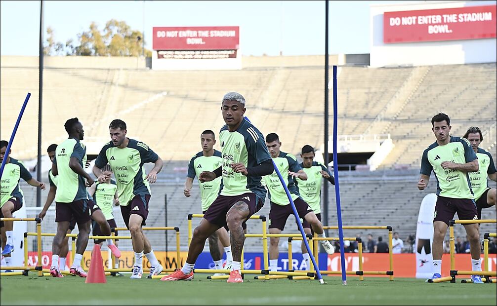 Julián Araujo, durante un entrenamiento con la Selección Mexicana. FOTO: Imago7