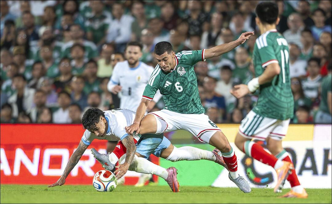 Erik Lira intenta quedarse con el balón durante el partido entre México y Uruguay. FOTO: Imago7