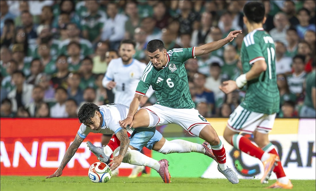 Erik Lira intenta quedarse con el balón durante el partido entre México y Uruguay. FOTO: Imago7
