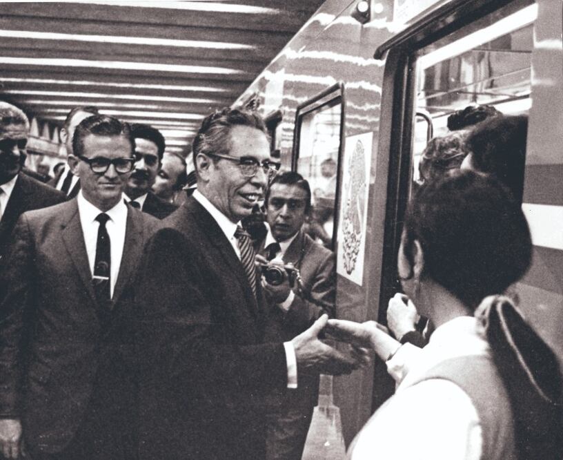 El presidente de México en 1969, Gustavo Díaz Ordaz saludando a las personas en la inauguración de la primera línea del Metro.