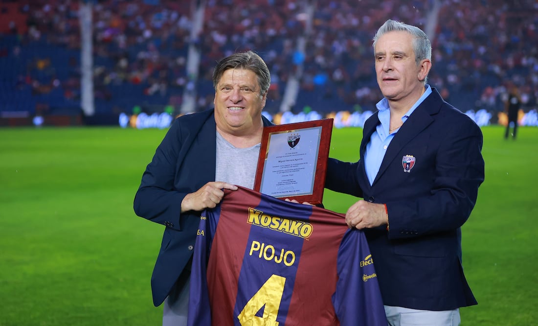 Miguel Herrera recibe reconocimiento y jersey de Emilio Escalante, presidente del Atlante - Foto: Imago7