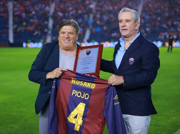 Así fue el homenaje del "Piojo" Herrera, por su trayectoria en el Atlante