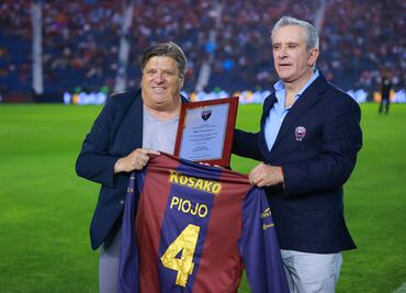 Así fue el homenaje del "Piojo" Herrera, por su trayectoria en el Atlante