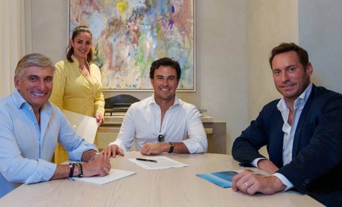 Checo Pérez mostró en sus redes sociales la firma del contrato de su nueva casa en Miami. Foto: Especial