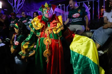 Bolivia recibe el cariño de su afición; se forma "serenata" con cientos de fanáticos en Monterrey 