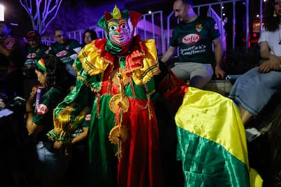 Bolivia recibe el cariño de su afición; se forma "serenata" con cientos de fanáticos en Monterrey 
