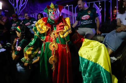 Bolivia recibe el cariño de su afición; se forma "serenata" con cientos de fanáticos en Monterrey
