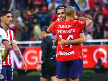 Ricardo Marín defendió al Chicharito Hernández: 'Está mucho en el vestidor y es un gran líder'