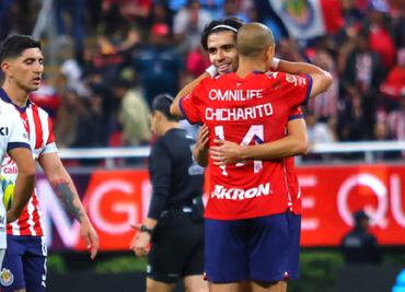 Ricardo Marín defendió al Chicharito Hernández: 'Está mucho en el vestidor y es un gran líder'