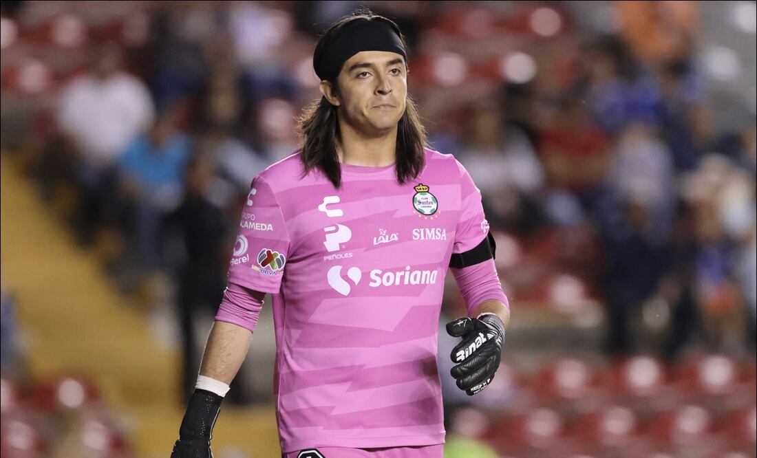 Carlos Acevedo, durante el partido de Santos ante Gallos Blancos en la Jornada 17 del Apertura 2024. FOTO: Imago7