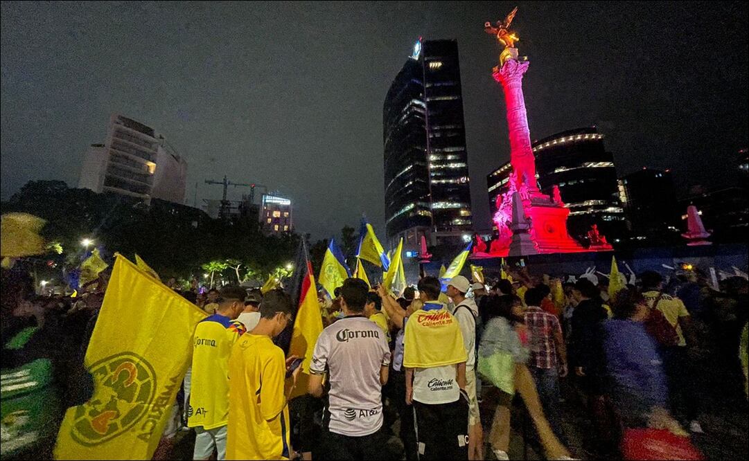 Cientos de aficionados del América se reunieron en el Ángel de la independencia para celebrar el Bicampeonato. FOTO: Miguel Flores