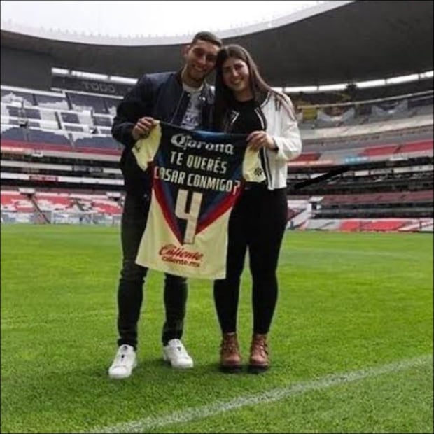 En 2021, Sebastián Cáceres pidió matrimonio en el Estadio Azteca. FOTO: Especial