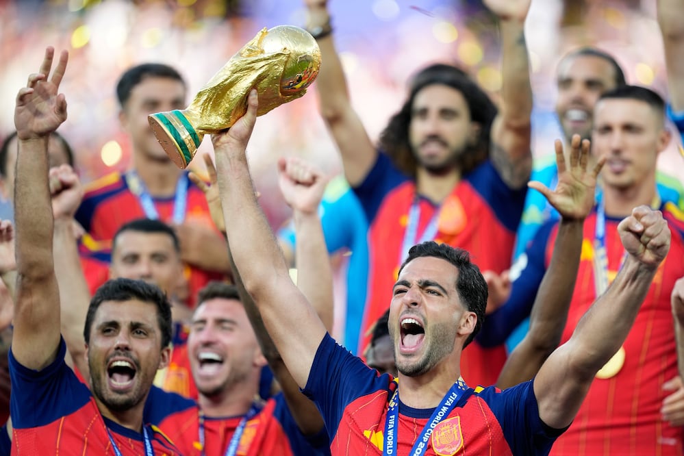 España levanta el trofeo de la Copa del Mundo de 2026, tras derrotar a Argentina - Foto: AP