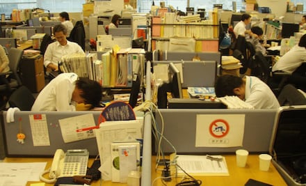 Inemuri: la buena costumbre japonesa de quedarse dormido en el trabajo