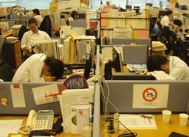Inemuri: la buena costumbre japonesa de quedarse dormido en el trabajo
