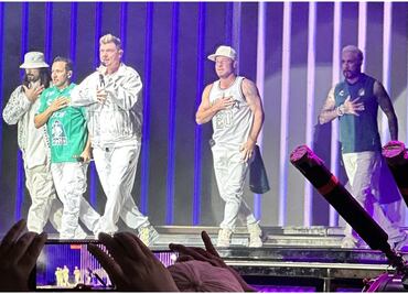 Los Backstreet Boys se ponen el jersey de 'La Fiera' durante su presentación en León