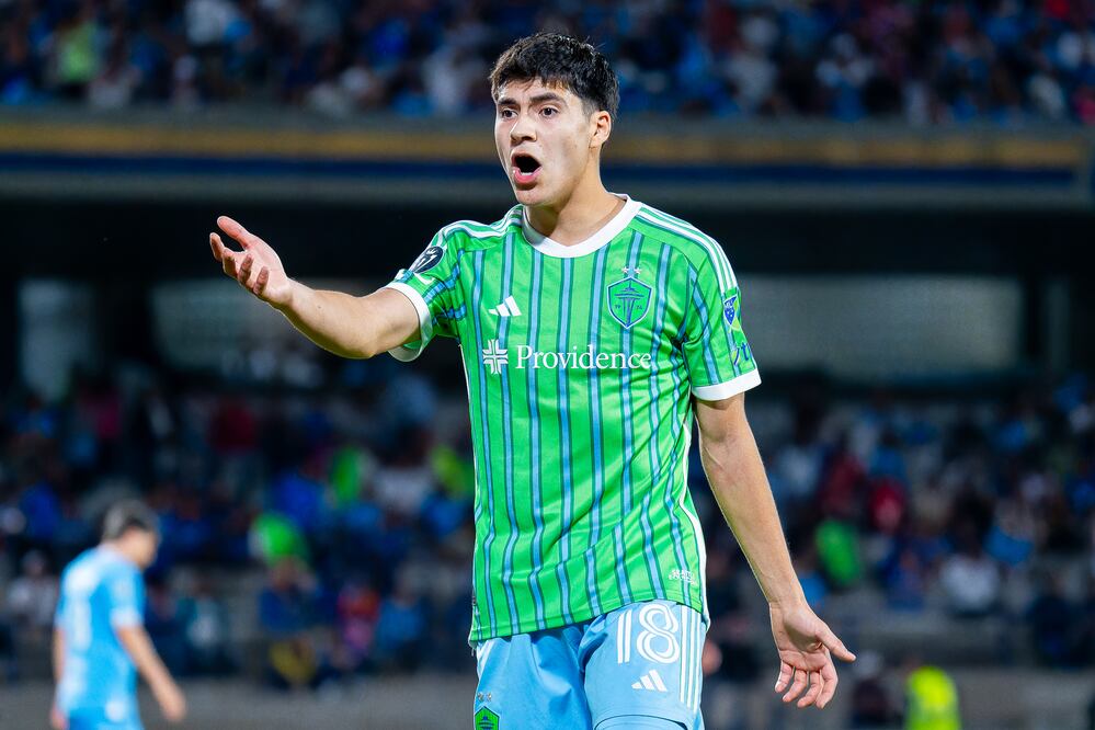 Obed Vargas en reclamo, durante partido con los Seattle Sounders - Foto: Imago7