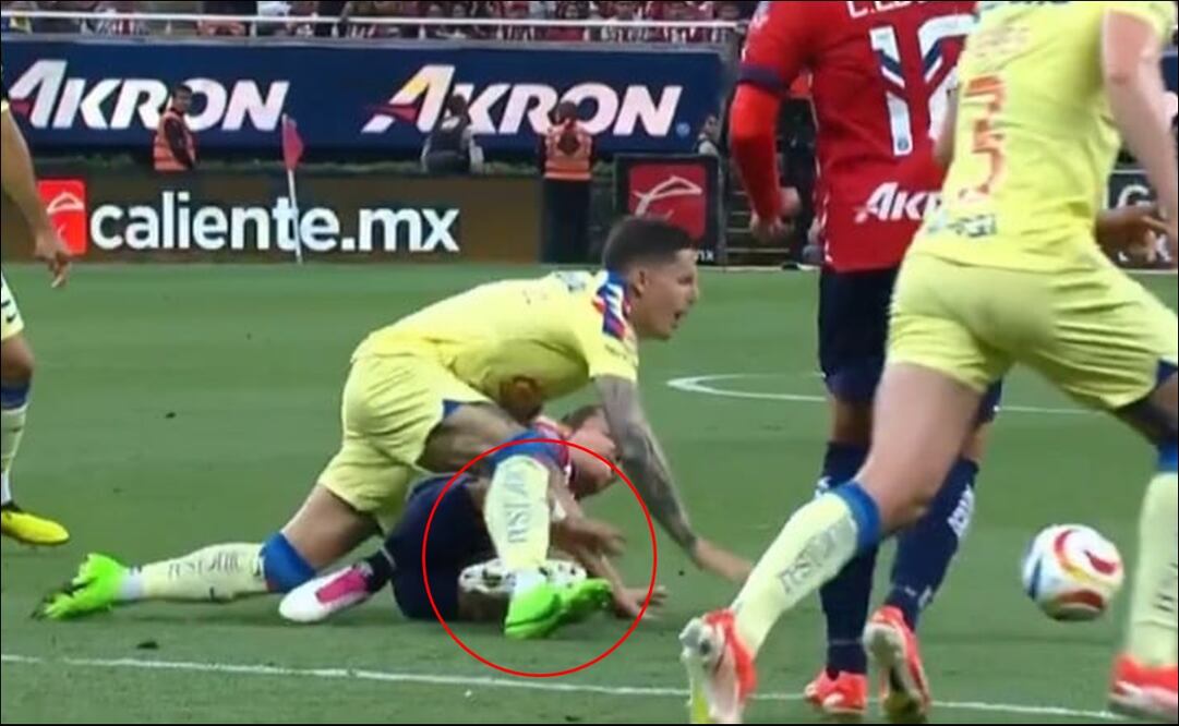 Entrada del Oso González sobre Brian Rodríguez - Foto: Captura de pantalla