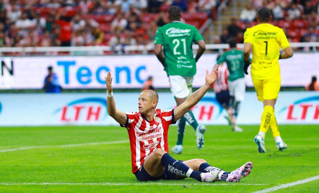 Chicharito Hernández se lesionó en los 11 minutos que jugó con Chivas ante León. Foto: Imago7