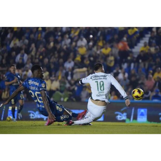 James Rodríguez marcó de esta manera el empate entre América y León. Foto: Imago7