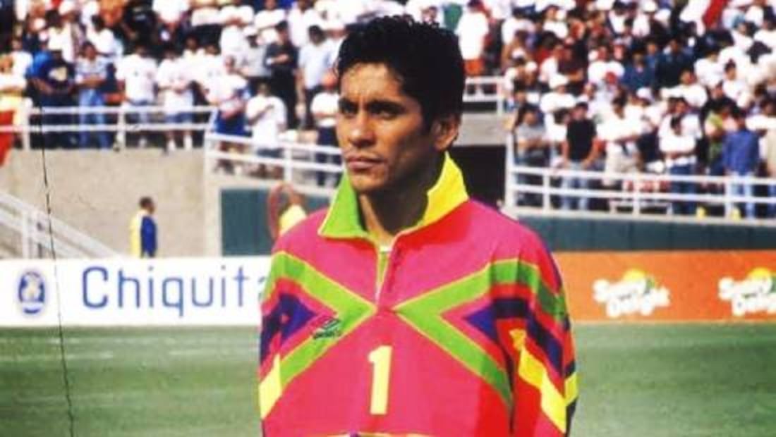 Jorge Campos fue mundialmente reconocido por sus coloridos uniformes. Foto: Especial