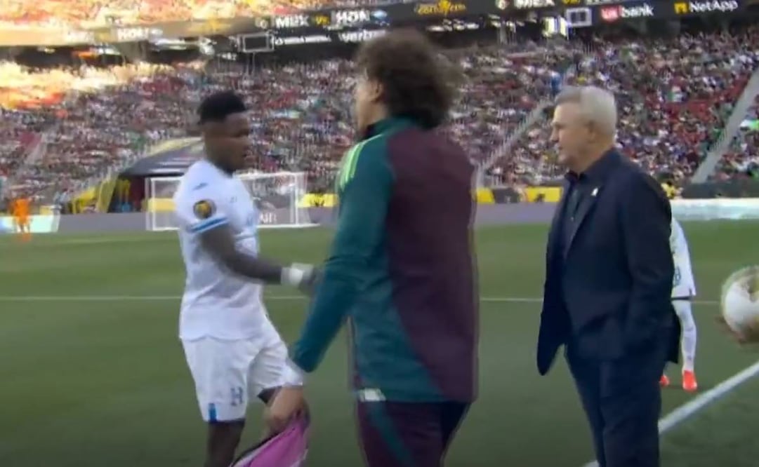 Javier Aguirre aprovechó la campal entre México y Honduras para decirle varias cosas a un jugador catracho. Foto: Especial