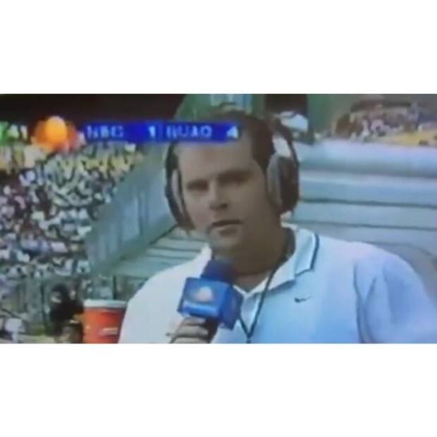 Miguel Gurwitz no podía creer que fue expulsado de la cancha luego de entrevistar a Carlos Hermosillo. Foto: Especial