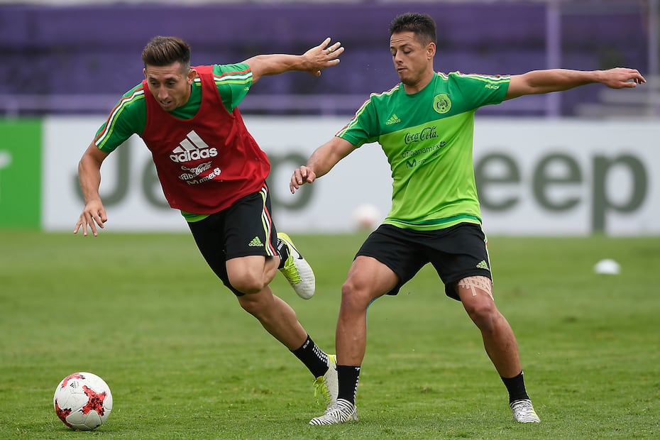Javier "Chicharito" Hernández disputa el balón con Héctor Herrera previo al Mundial de Rusia 2018.
FOTO: Imago7