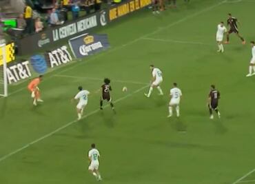 Chino Huerta anota un gol en la era de Javier Aguirre