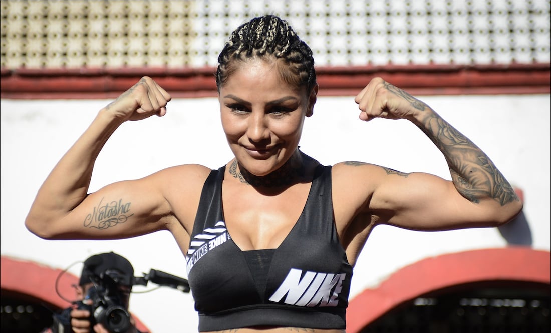 Mariana 'Barby' Juárez vivió un regreso soñado al salir con el puño en alto y llevarse el título plata súper gallo / FOTO: Imago7