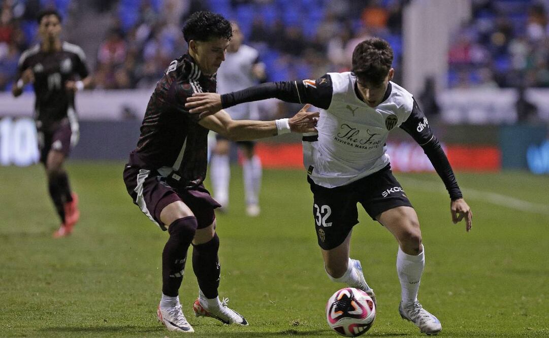 Jorge Sánchez intenta despojar del balón a Martín Tejón. FOTO: Imago7