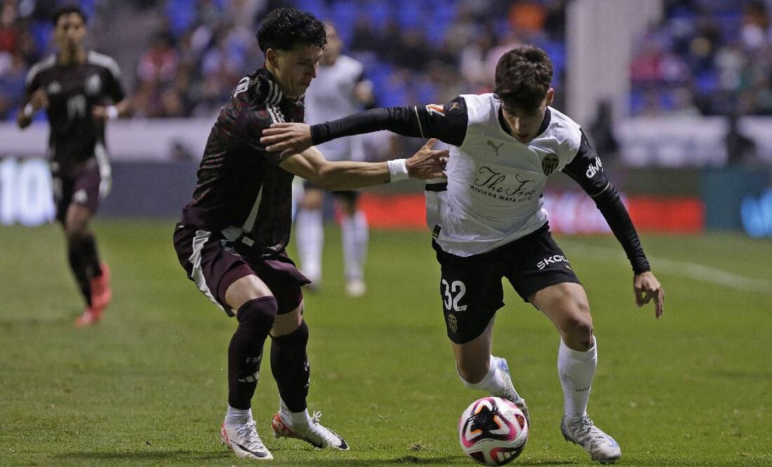 Jorge Sánchez intenta despojar del balón a Martín Tejón. FOTO: Imago7